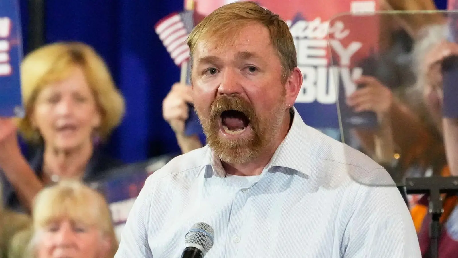 Der US-Demokrat Graham Platner zieht sich aus dem Wahlkampf zurück. (Archivbild) (Foto: Robert F. Bukaty/AP/dpa)