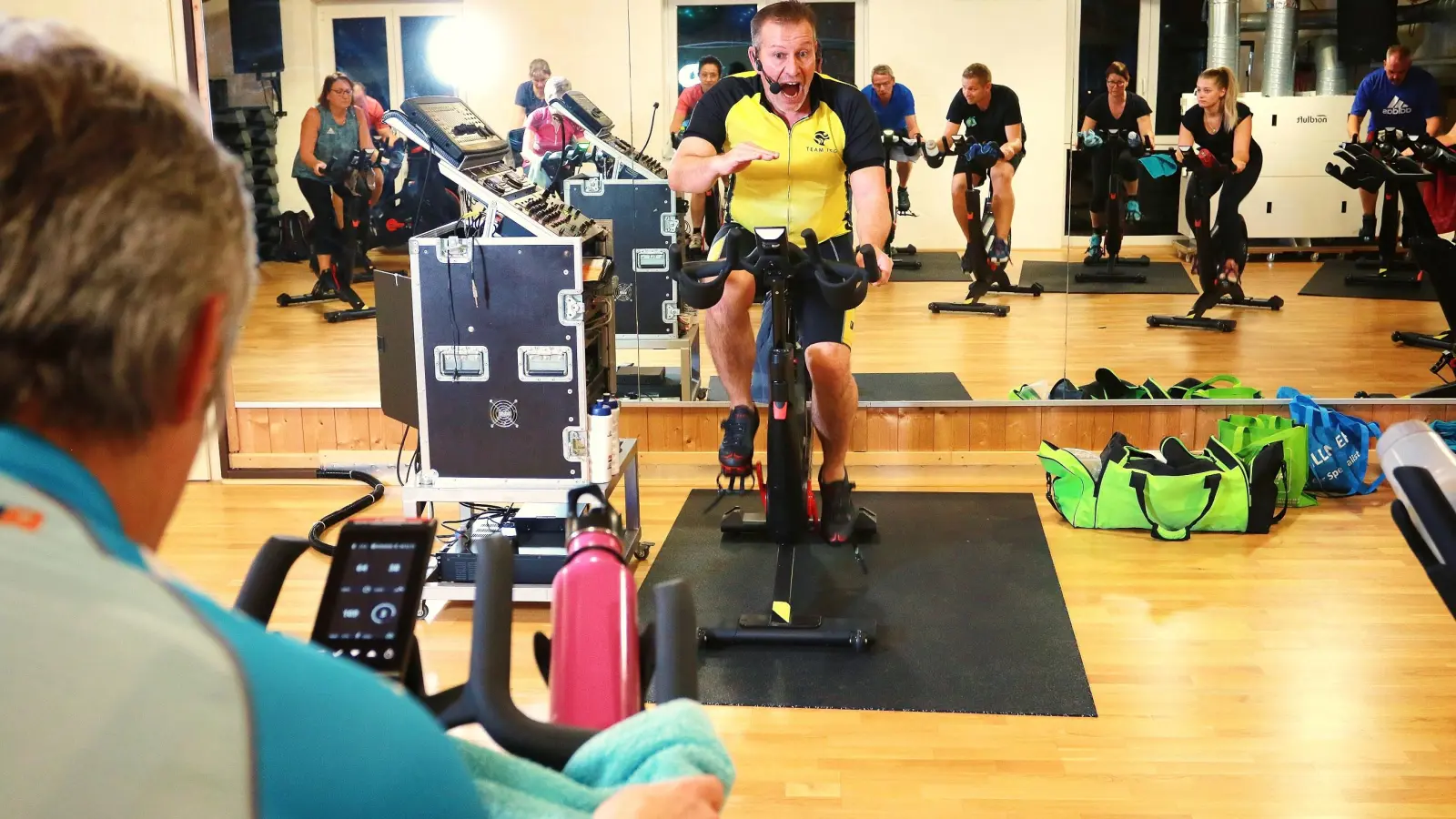 „Topfit mit Indoor-Cycling“, heißt es wieder mit Roland Popp. Ab Mitte September hält er sonntags und mittwochs Kurse in Scheinfeld. (Foto: Vhs)