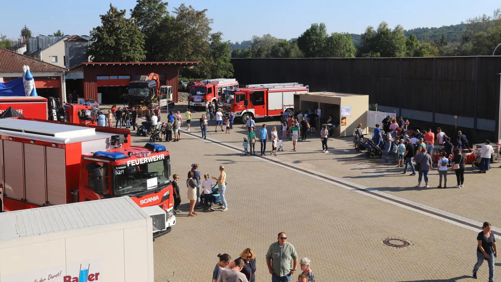 In fast jeder Ecke des Wachgeländes im Ortsteil Eyb findet sich ein Programmpunkt. Gerade viele Familien besuchen an dem Tag die Feuerwehr. (Foto: Oliver Herbst)