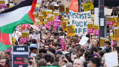 Der Organisation Stand Up to Racism zufolge gingen im ganzen Land etwa 25.000 Menschen gegen rechte Gewalt auf die Straße. (Archivbild) (Foto: Pa Wire/PA Wire/dpa)