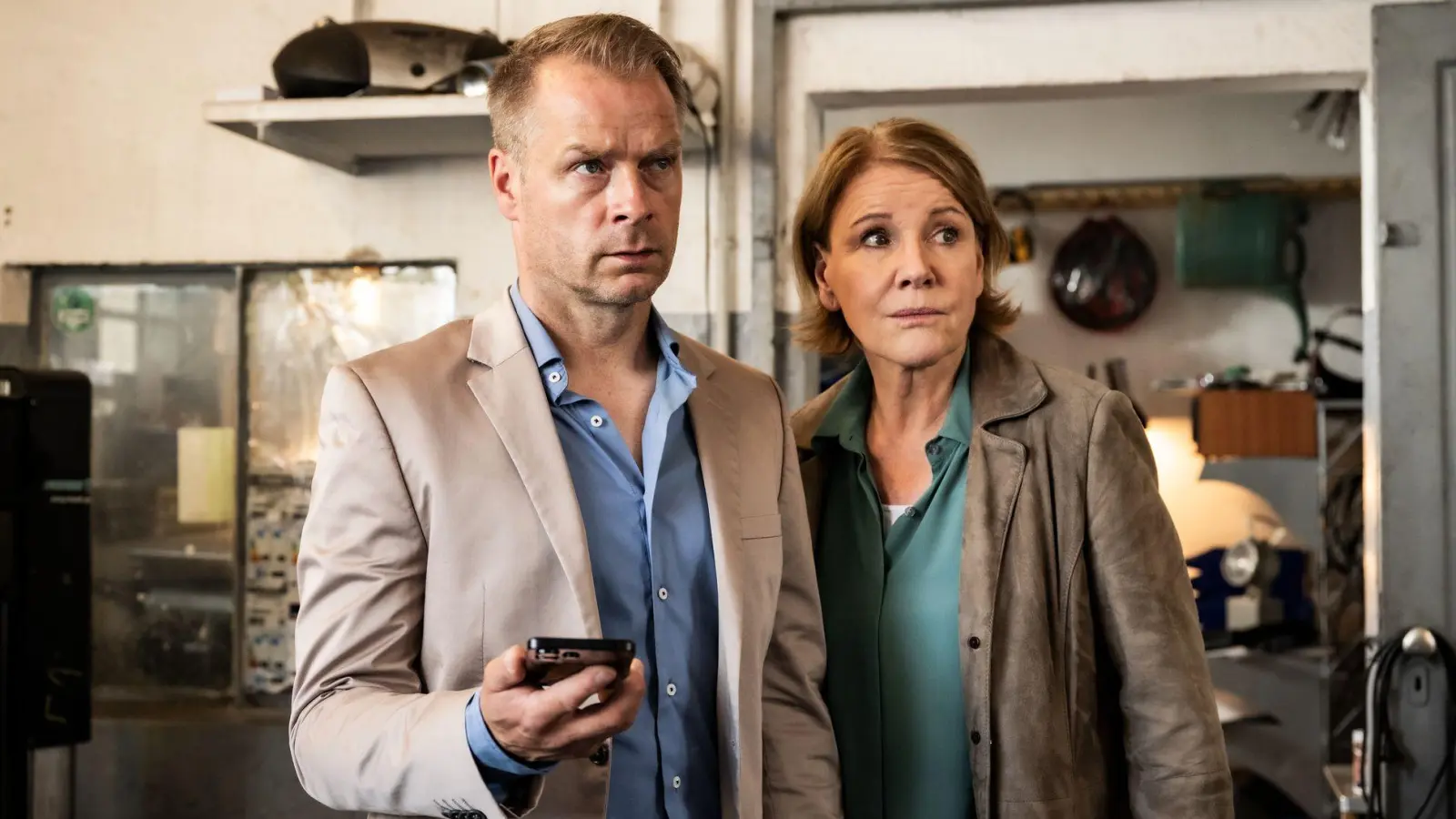 Marie Brand und Jürgen Simmel verfolgen die Ortung eines Handys. (Foto: Martin Valentin Menke/ZDF/dpa)