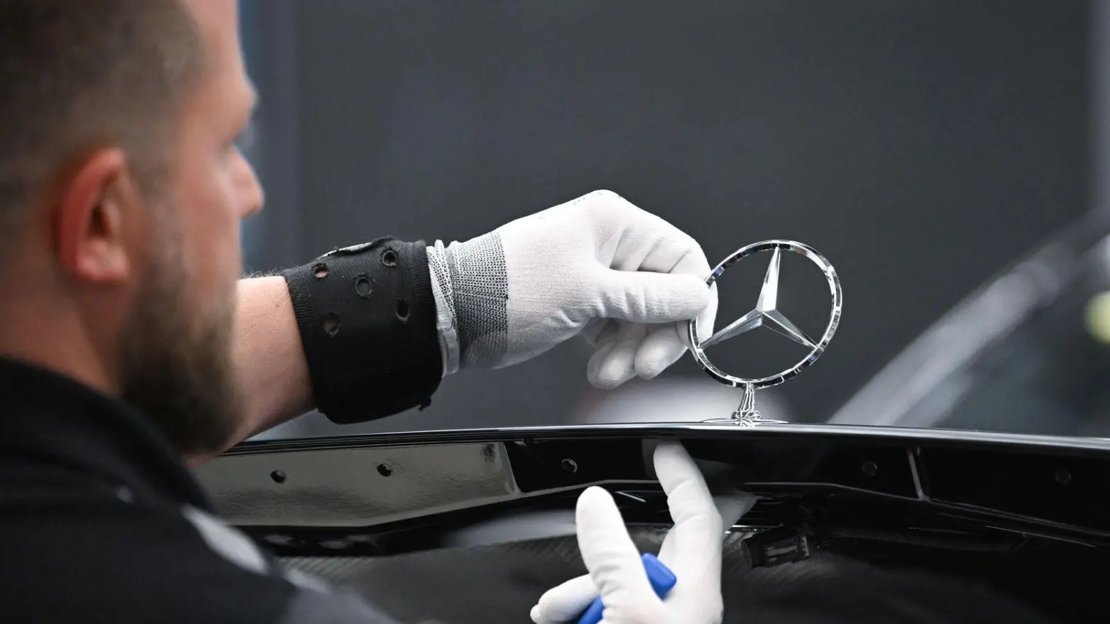 Mercedes-Benz verschärft den Sparkurs. (Archivbild) (Foto: Bernd Weißbrod/dpa)