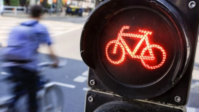 Für viele Radfahrer scheint ein Verstoß gegen die Verkehrsregeln eine Art Kavaliersdelikt zu sein - dabei leben Radler gerade auch in Bayern besonders gefährlich. (Archivbild) (Foto: Jan Woitas/dpa)