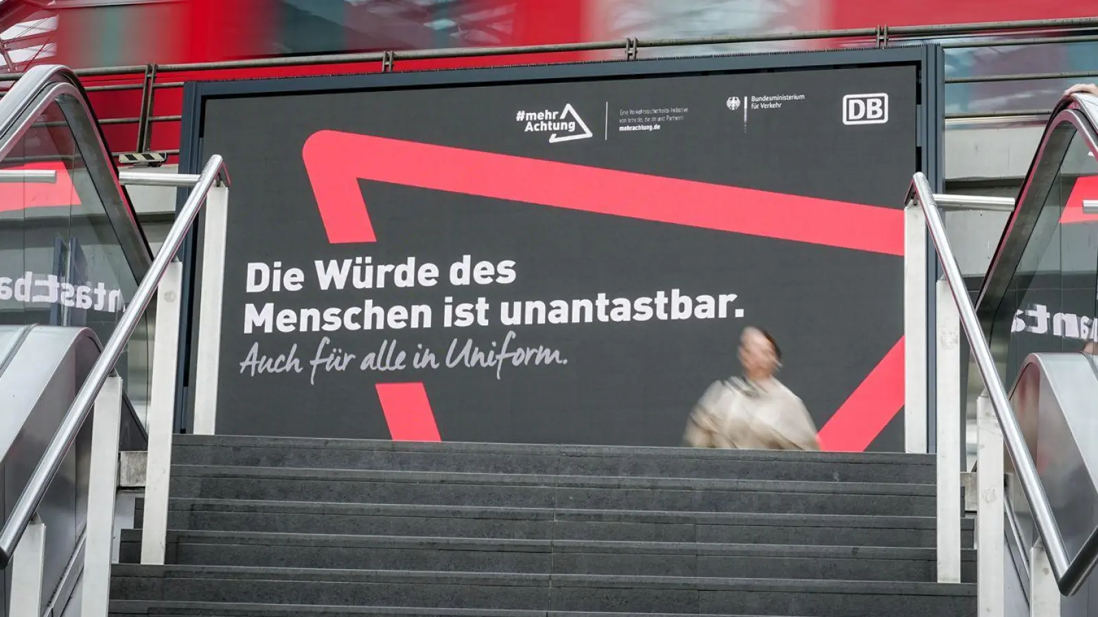 Neben Sicherheitsmaßnahmen sollen Plakate in Bahnhöfen und Bahnen für weniger Gewalt sorgen.  (Foto: Kay Nietfeld/dpa)