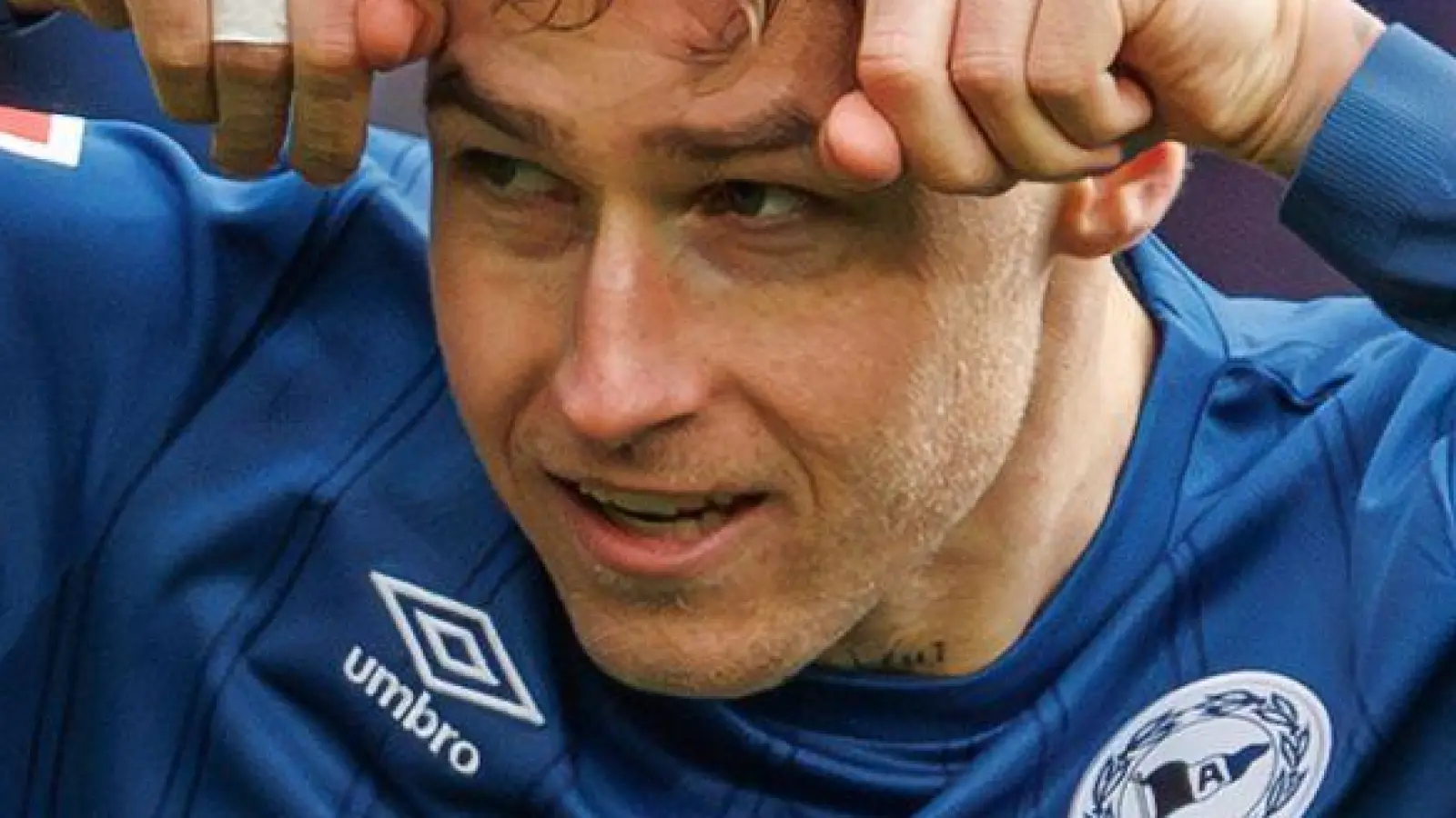 Geburtstagskind Grodowski feiert den Treffer gegen seinen Ex-Club. (Foto: Friso Gentsch/dpa)