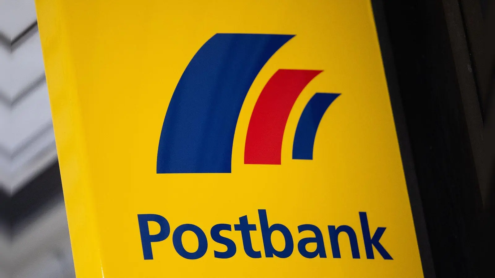 Die Gewerkschaft Verdi hat Mitarbeiter der Postbank zum Warnstreik aufgerufen. (Foto: Marijan Murat/dpa)