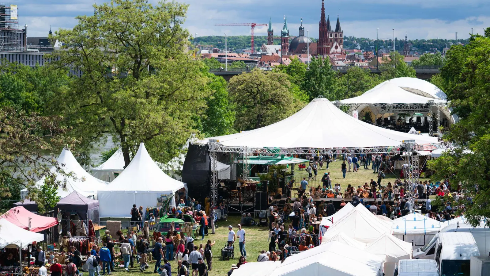Aus Geldgründen findet das Africa Festival künftig nicht mehr auf den Mainwiesen statt. (Archivbild) (Foto: Nicolas Armer/dpa)
