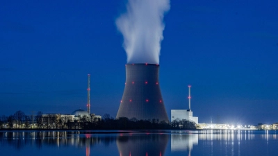 Das Kernkraftwerks Isar 2 in Bayern - laut Atomgesetz soll die endgültige Abschaltung am 15. April erfolgen. (Foto: Armin Weigel/dpa)