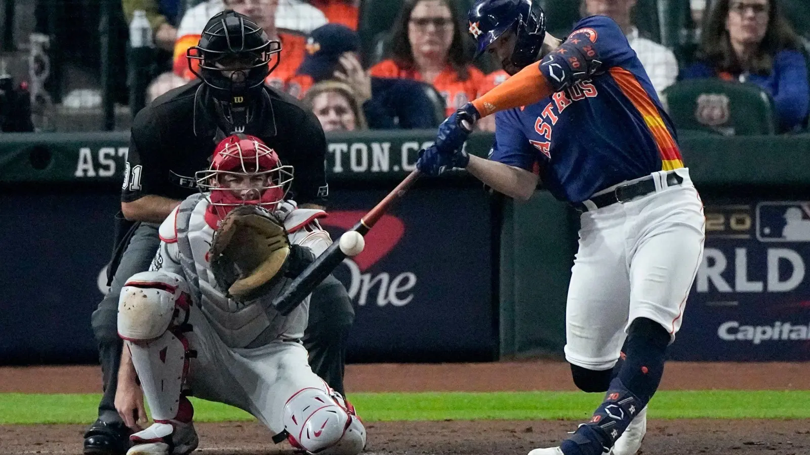 Chas McCormick von den Houston Astros schlägt einen Single während des vierten Innings. (Foto: Sue Ogrocki/AP/dpa)