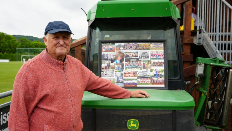 Nach vier engagierten Jahrzehnten als Platzwart beim TSV Burgbernheim blickt Wolfgang Kleinschroth auf eine bewegte Zeit auf dem Kapellenberg zurück. (Foto: Stefan Schuster)