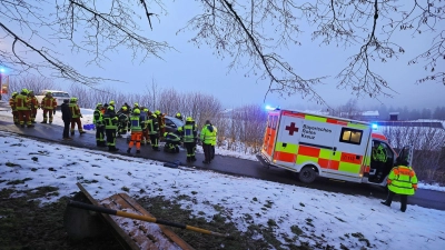 Der Rettungsdienst brachte den Leichtverletzten in ein Krankenhaus.  (Foto: Markus Leitner/BRK BGL/dpa)