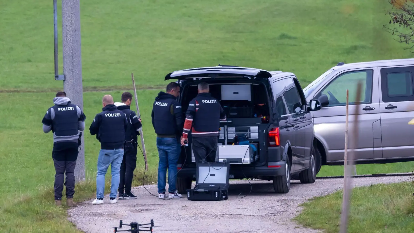 Die Polizei warnt, dass der flüchtige Täter gefährlich ist. (Foto: Fotokerschi/Franz Plechinger/APA/dpa)