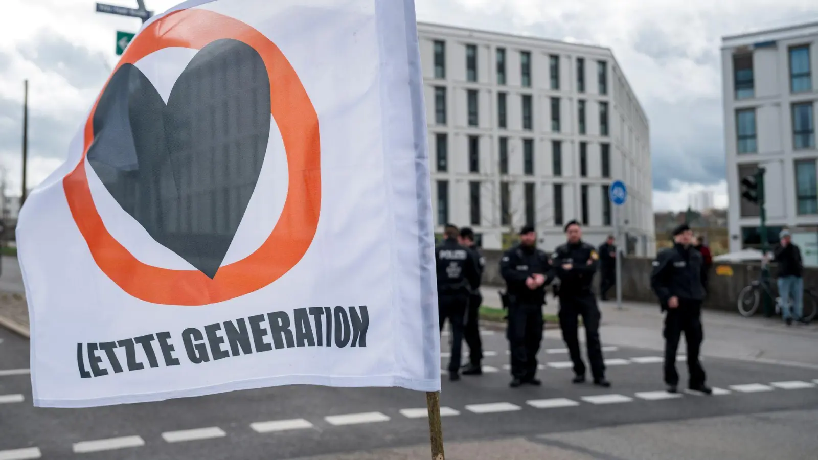 Die Generalstaatsanwaltschaft München ermittelt wegen des Verdachts der Bildung einer kriminellen Vereinigung gegen Mitglieder der Letzten Generation. (Archivbild) (Foto: Daniel Vogl/dpa)