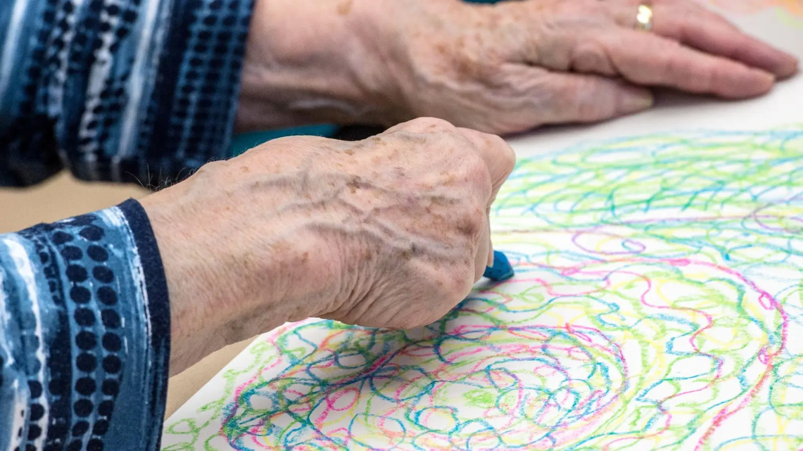Die Gesellschaft wird älter, mehr Menschen bekommen die Diagnose Demenz. Das wirkt sich einem Bericht der Barmer nach auch auf Krankenhäuser aus. (Symbolbild) (Foto: Alexander Heinl/dpa)