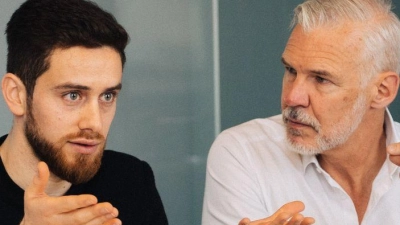 Wie ein Schauspieler auf der Bühne: Im Job nehmen wir eine Rolle ein, die sich meist von unserem Alltags-Ich unterscheidet. (Foto: Zacharie Scheurer/dpa-tmn)