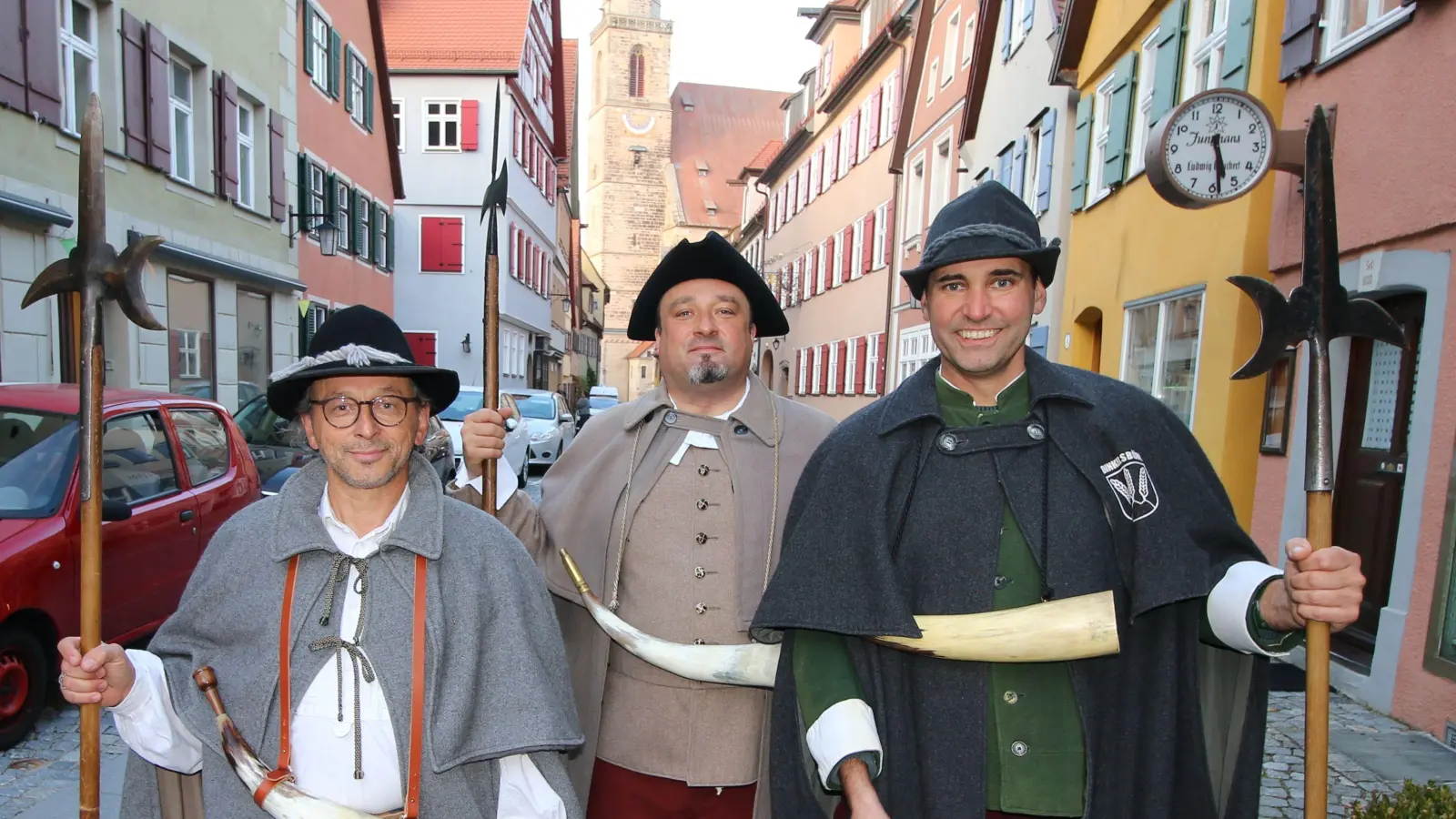 Matthias Schreiber, Michael Greger und Stefan Neuberger (von links) sind die neuen Nachtwächter in Dinkelsbühl.<br> (Foto: Stefan Neidl)