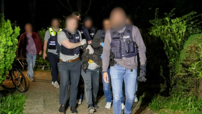 Festnahme erfolgreich: Der Tatverdächtige wird abgeführt. (Foto: Tim Oelbermann/dpa)