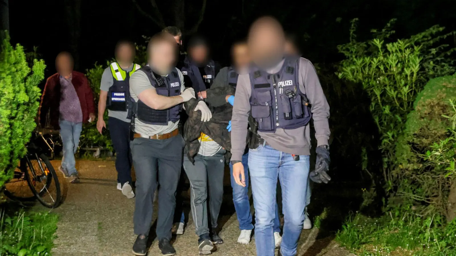 Festnahme erfolgreich: Der Tatverdächtige wird abgeführt. (Foto: Tim Oelbermann/dpa)