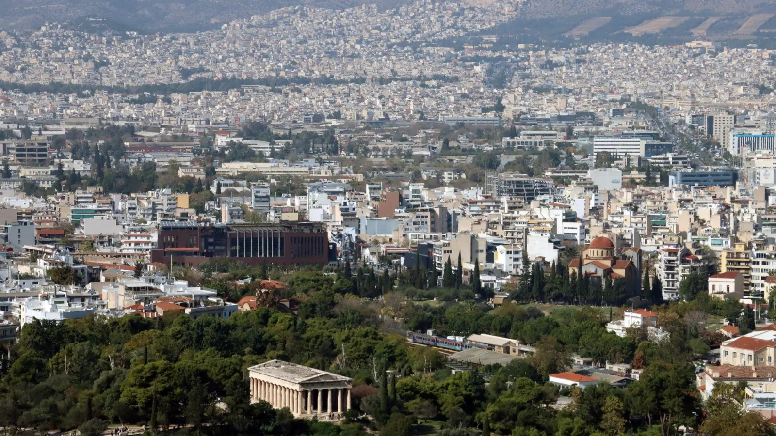 Wer einen tollen Ausblick über Athen sucht, ist auf der Akropolis gut aufgehoben - sie thront hoch oben über den Dächern der Stadt. (Foto: Verena Wolff/dpa-tmn)