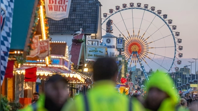 Nach einer Bombendrohung wurde am Mittwoch das Oktoberfest gesperrt. Am Abend startete dann der Festbetrieb. (Foto: Armin Weigel/dpa)