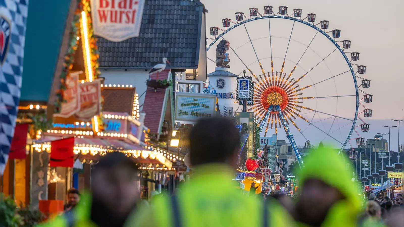 Nach einer Bombendrohung wurde am Mittwoch das Oktoberfest gesperrt. Am Abend startete dann der Festbetrieb. (Foto: Armin Weigel/dpa)
