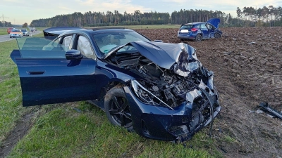 Schwer beschädigt wurden die beiden an der Karambolage beteiligten Autos, die in einem Acker zum Stehen kamen. (Foto: Bastian Lauer)