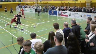 Das 32. Mitternachtsturnier in Wassertrüdingen fand wie immer in einer voll besetzten Hesselberghalle statt. 1000 Zuschauer wurden offiziell gezählt, von denen ein Teil hautnah dran war an der Action. (Foto: Martin Rügner)