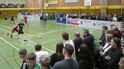 Das 32. Mitternachtsturnier in Wassertrüdingen fand wie immer in einer voll besetzten Hesselberghalle statt. 1000 Zuschauer wurden offiziell gezählt, von denen ein Teil hautnah dran war an der Action. (Foto: Martin Rügner)