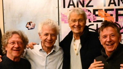 Polt und die Well-Brüder auf der Party nach der Abschiedsvorstellung.  (Foto: Lucas Caspari/dpa)