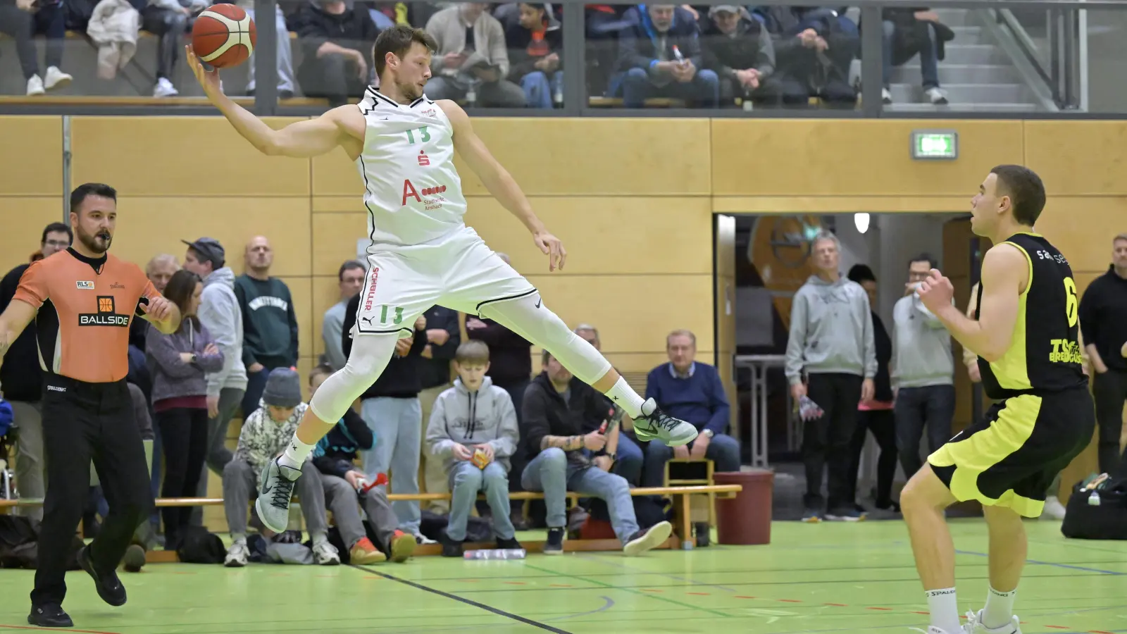 Die Ansbacher zeigten den Zuschauern in der vollbesetzen Weinberghalle einige spektakuläre Aktionen wie hier Sebastian Schröder (in weiß) gegen den Breitengüßbacher Timo Dippold. (Foto: Martin Rügner)