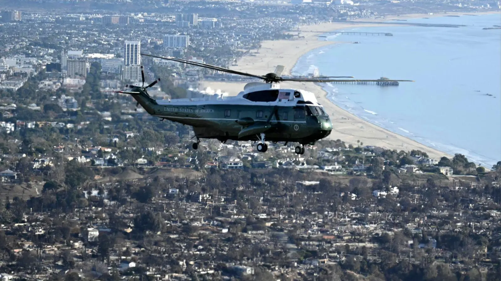 Nach dem Überflug über die Brandgebiete zeigte sich Trump schockiert. (Foto: Mandel Ngan/Pool AFP/AP/dpa)