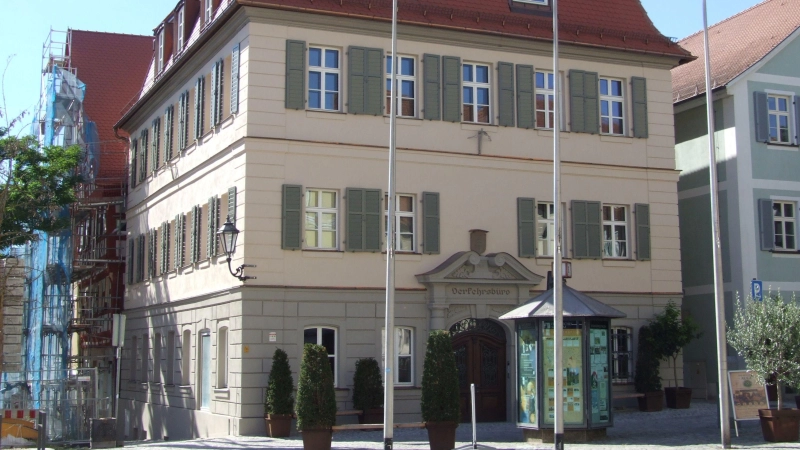 Das Alte Rathaus am Feuchtwanger Marktplatz: Der markante, dreigeschossige Eckbau ist stadtbildprägend. Am Tag des offenen Denkmals ist das komplett sanierte Gebäude zugänglich.  (Foto: Jasmin Kiendl)