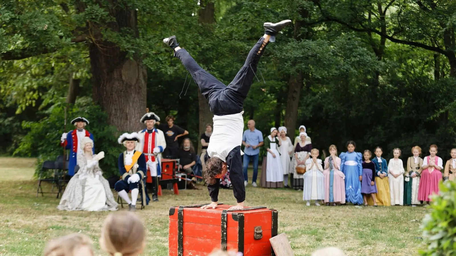 Die Darsteller zeigen ganzen Körpereinsatz und viel Kontrolle, um das Gefolge des Markgrafen im Hofgarten zu begeistern. (Foto: Zeynel Dönmez)