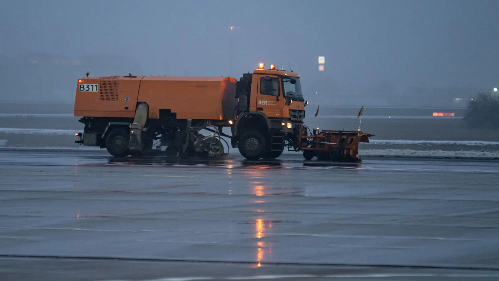 Am Berliner Flughafen BER kam es wegen Blitzeis zu mehrstündigen Verspätungen und Ausfällen. (Foto: Fabian Sommer/dpa)