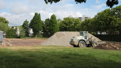 Die alten Beläge sind entfernt. Weil es Probleme mit der Entwässerung gab, muss der Unterbau des Sportplatzes an der Weinbergschule neu gemacht werden. (Foto: Robert Maurer)