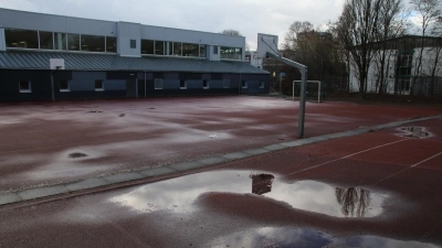 Die Sportflächen der Weinbergschule sind in die Jahre gekommen und stellen in einigen Bereichen sogar ein Verletzungsrisiko dar. (Foto: Stefan Neidl)