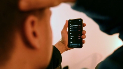Trading-Apps liegen im Trend: Wer dabei vor allem den Nervenkitzel durch schnelle Gewinne oder Spekulationen sucht, kann aber suchtähnliches Verhalten entwickeln. (Foto: Lilli Förter/dpa/dpa-tmn)