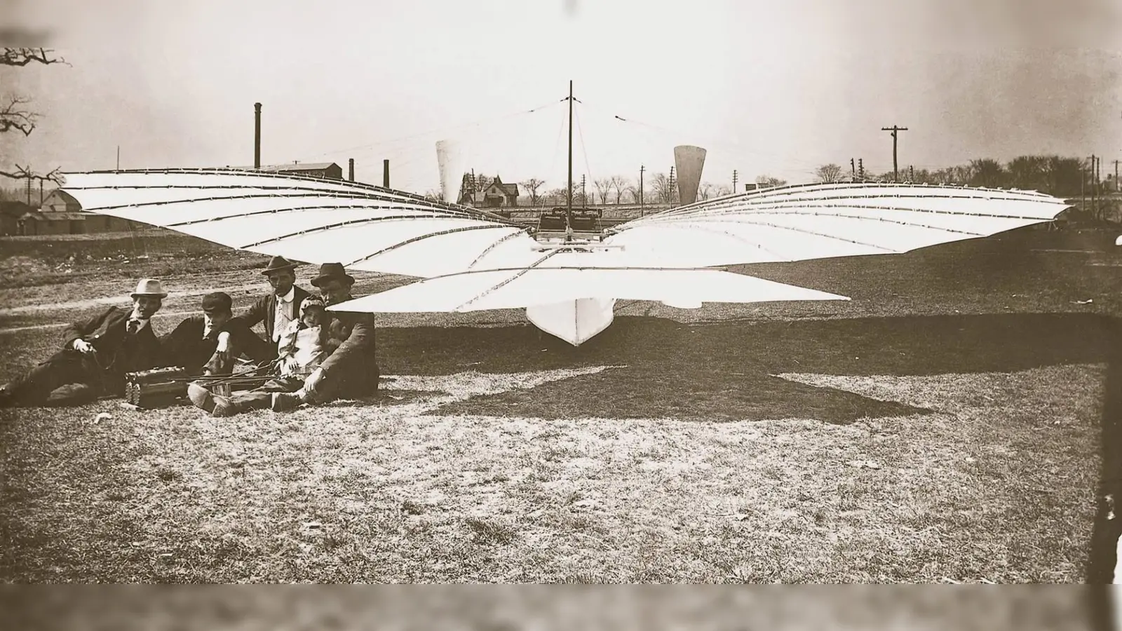 An eine Fledermaus erinnert das Flugmodell Nr. 21, mit dem Gustav Weißkopf (rechts, mit seiner Tochter Rose und unbekannten Helfern) am 14. August 1901 in Bridgeport (Connecticut) der erste Motorflug der Geschichte geglückt sein soll. Technisch war das nach neuesten Erkenntnissen möglich. (Foto: Archiv)