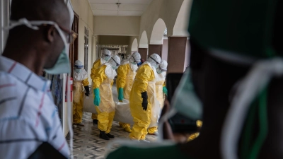 Das Virus kann auch durch Kontakt mit Verstorbenen verbreiten (Archivbild) (Foto: Moses Sawasawa/AP/dpa)