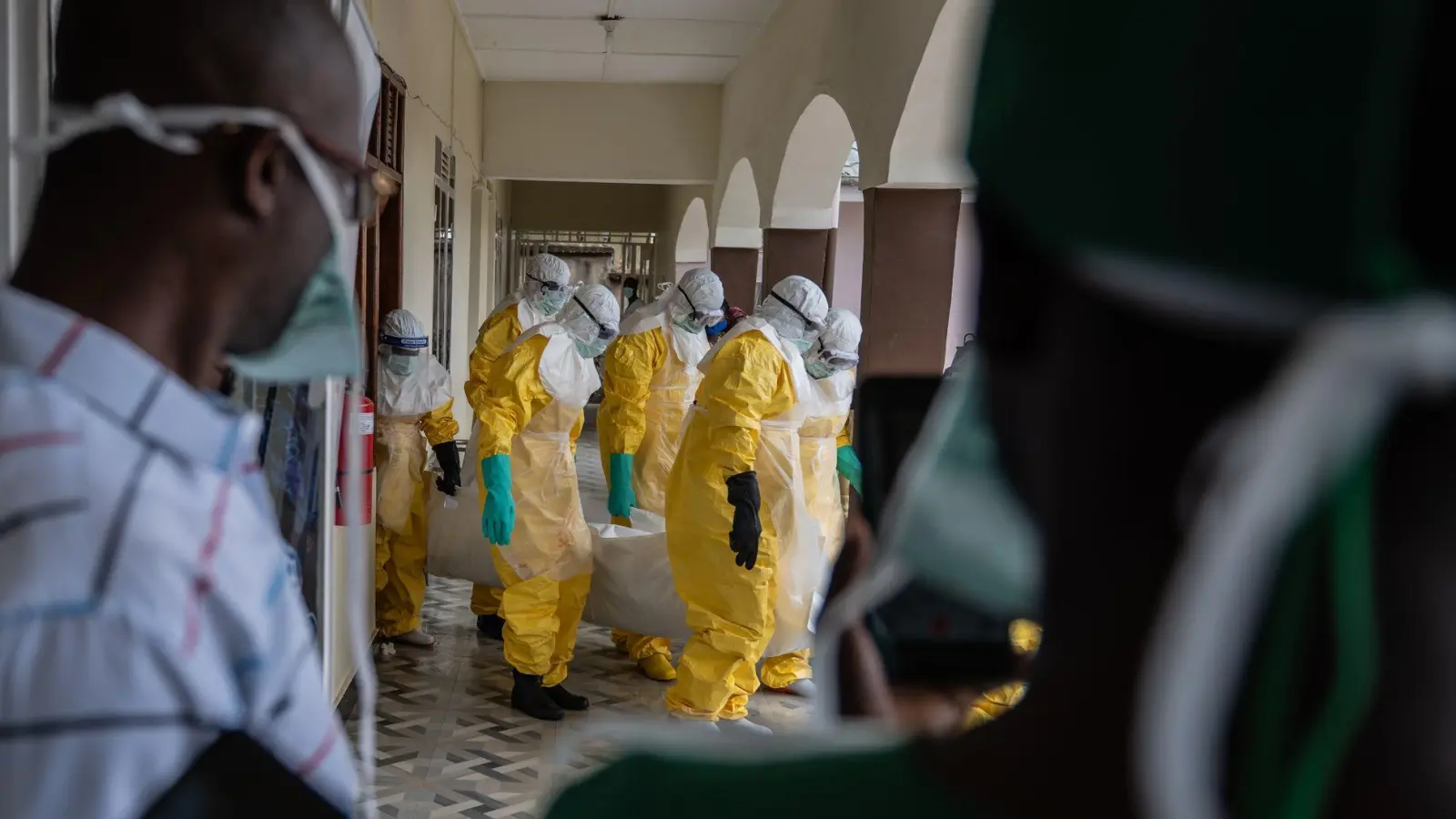 Das Virus kann auch durch Kontakt mit Verstorbenen verbreiten (Archivbild) (Foto: Moses Sawasawa/AP/dpa)