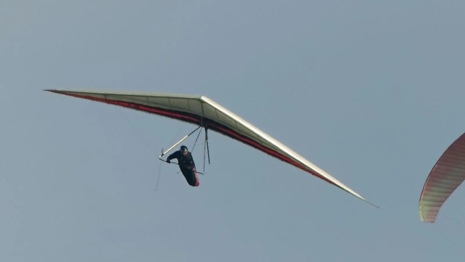 Ein Drachenflieger wird bei Brannenburg vermisst. (Symbolbild)  (Foto: Uwe Anspach/dpa)