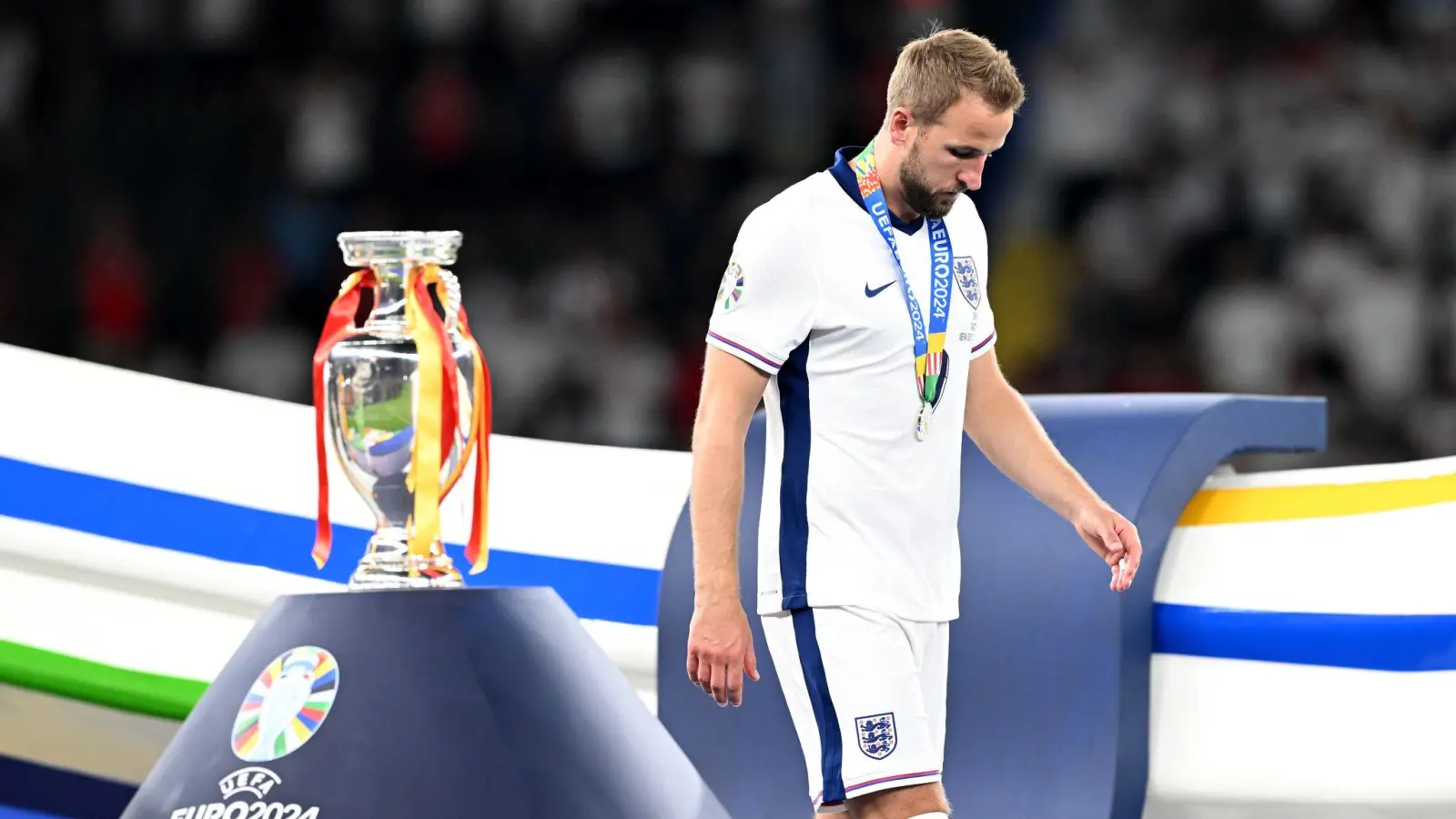 Verpasste Krönung: Englands Kapitän Harry Kane bekam den EM-Pokal wieder nicht. (Foto: Federico Gambarini/dpa)