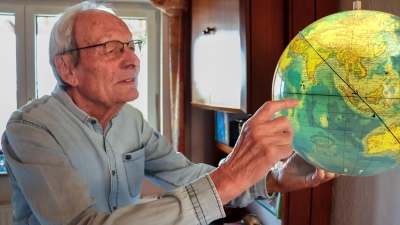 Diethard Bartels hat viele Länder der Welt gesehen. Auf einem Globus in seinem Wohnzimmer hat er die Orte markiert und mit einem Faden die Route seiner Weltreise gekennzeichnet. (Foto: Antonia Müller)