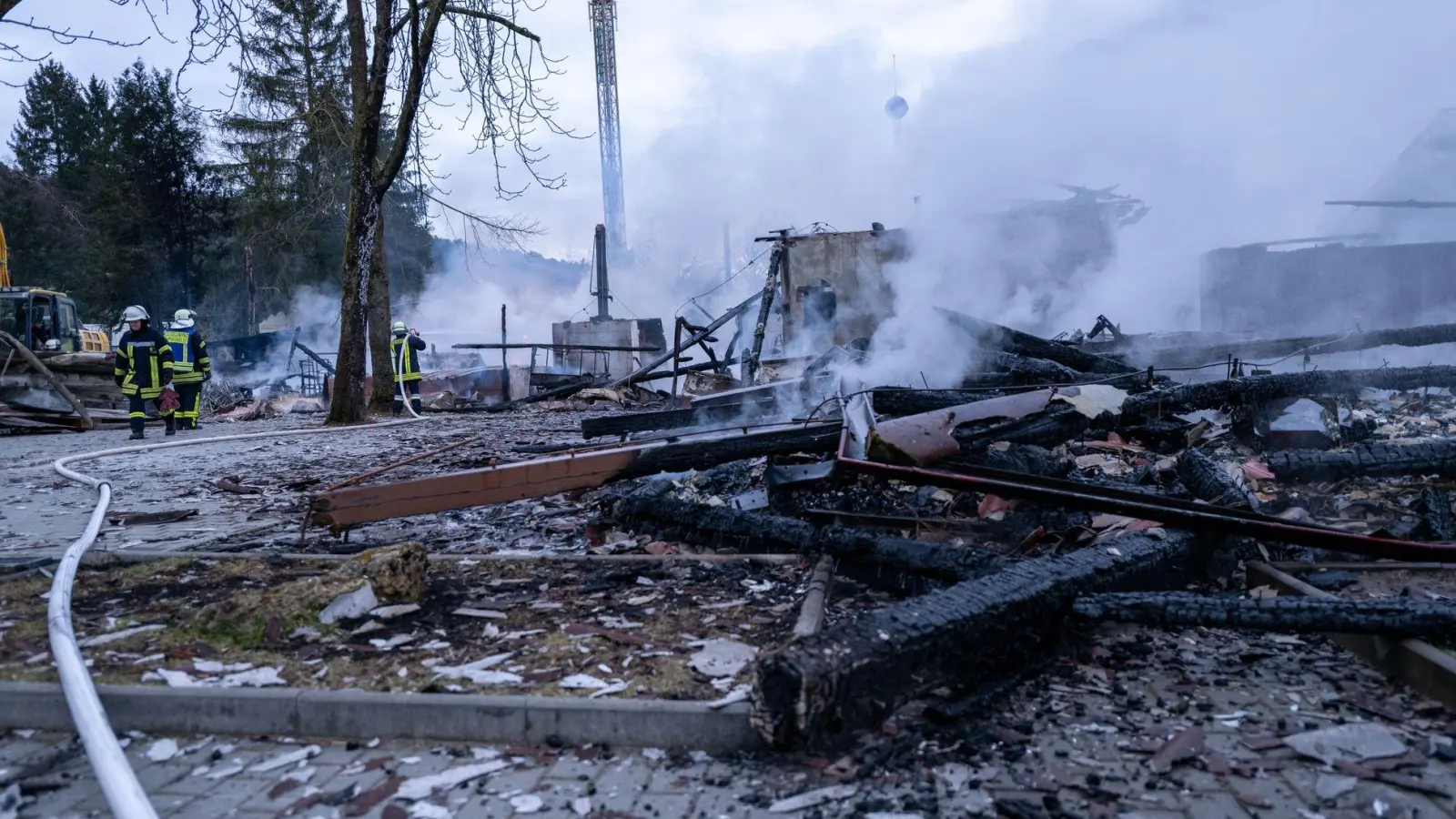 Nach dem Feuer qualmt es noch vielerorts. (Foto: Pia Bayer/dpa)