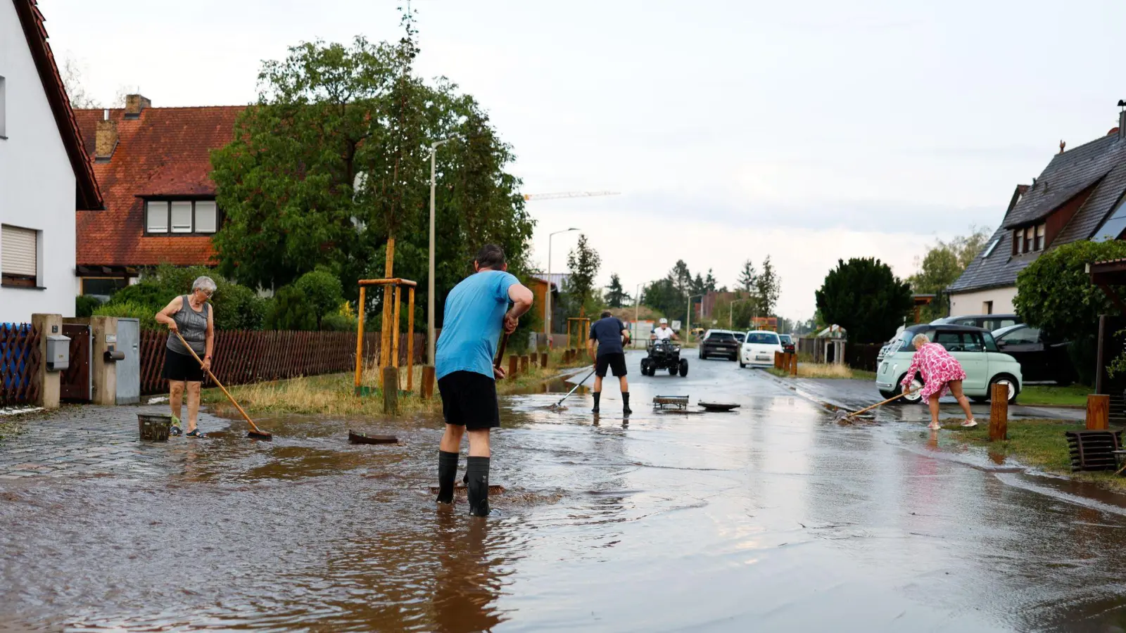 Vielerorts wurden Straßen überschwemmt. (Foto: News5 / David Oßwald/NEWS5/dpa)