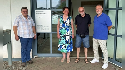 Sie sprechen über das Seniorenbüro (von links): der Vorsitzende des Seniorenbeirats, Fritz Heubeck, Schriftführerin Therese Walter, Büroleiter Harald Riegler und Vize-Vorsitzender Michael Vogel. (Foto: Oliver Herbst)