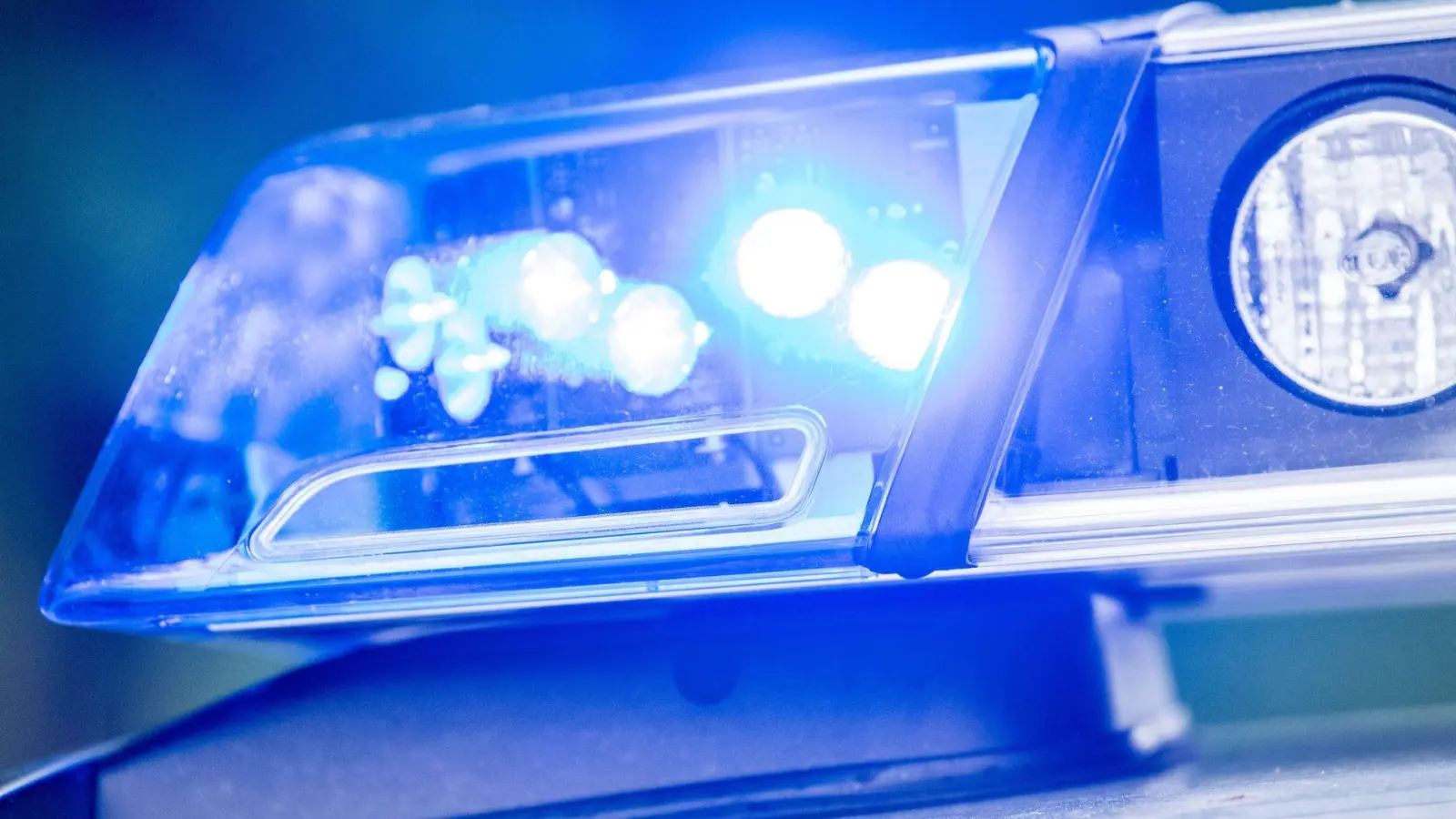 Ein Polizeieinsatz hat rund um Augsburg für massive Einschränkungen im Bahnverkehr gesorgt. (Symbolbild) (Foto: Lino Mirgeler/dpa)