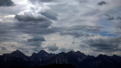 Nach dem Felssturz am Rubihorn bei Oberstdorf können die Fachleute derzeit den Schaden nicht untersuchen, weil es zu neblig ist. (Symbolbild) (Foto: Karl-Josef Hildenbrand/dpa)