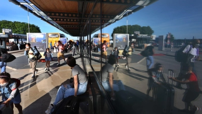 Der Flughafen bei Memmingen hat mittlerweile mehr als drei Millionen Passagiere im Jahr. Deswegen muss die Grenzpolizei am Airport auch weiter aufgestockt werden. (Archivbild) (Foto: Karl-Josef Hildenbrand/dpa)