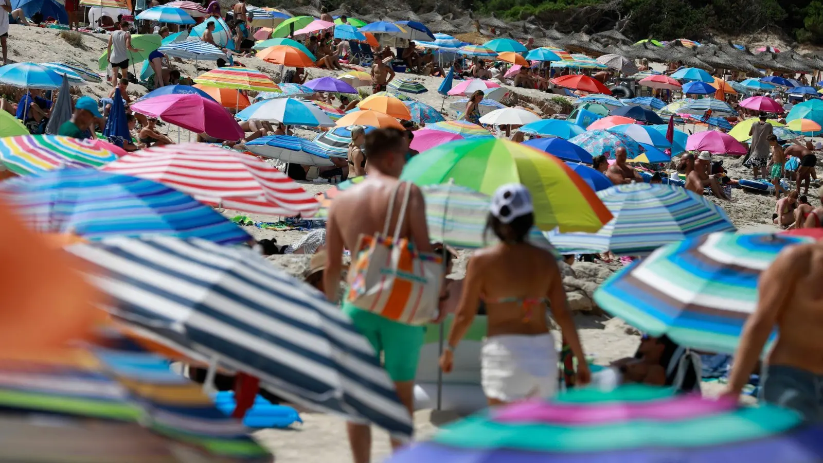 Ob das Freunde oder die Familie interessiert? An einen mit Menschen gepflasterten Strand denkt wohl kaum jemand gern zurück. (Foto: Clara Margais/dpa/dpa-tmn)
